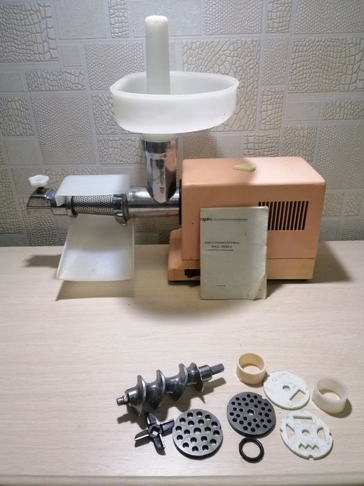 Электрическая мясорубка с соковыжималкой.