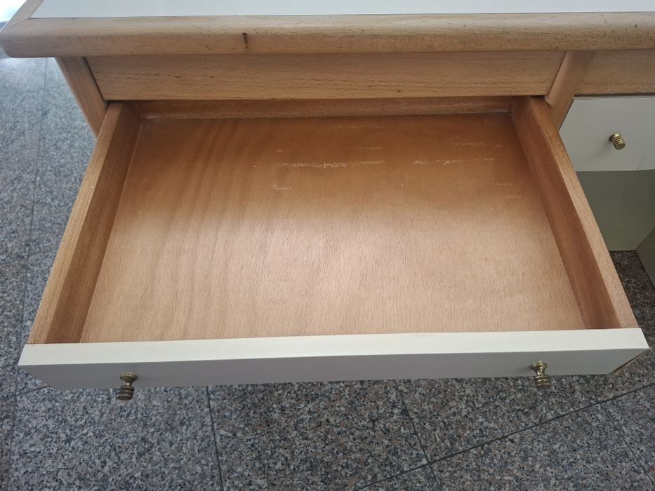 Balcão  vintage com gavetas e vitrine + cadeira