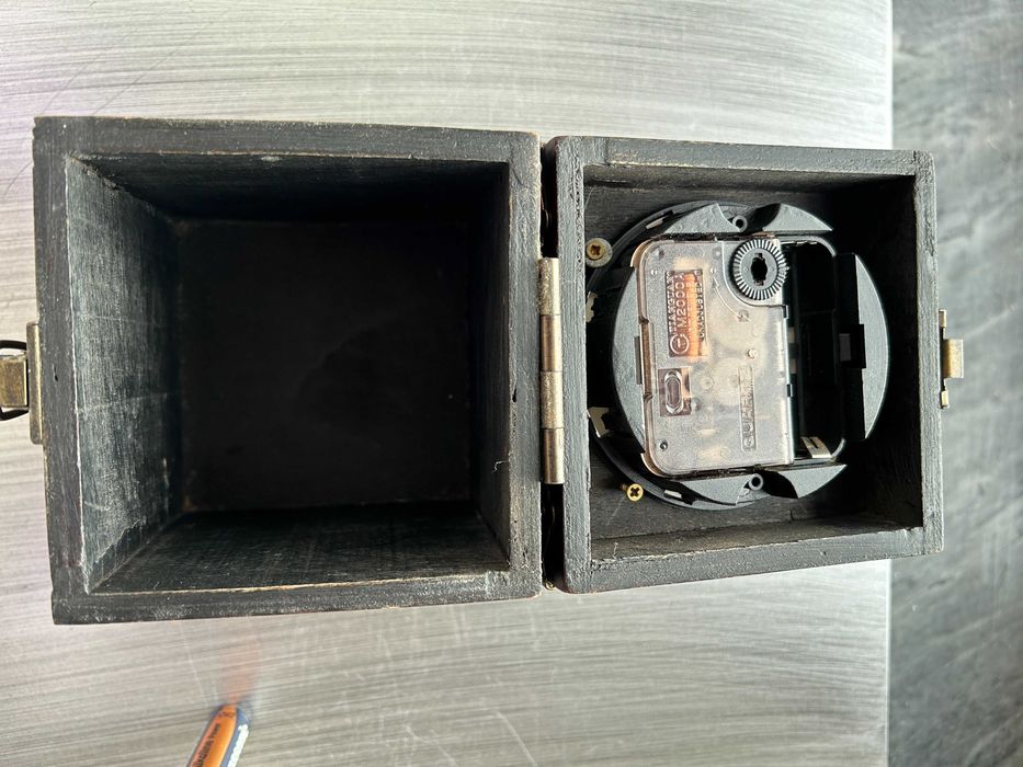 Relogio caixa em madeira