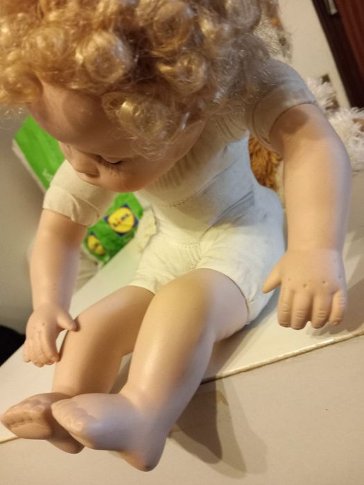 Boneca pequena de porcelana