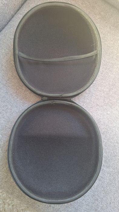 Etui na słuchawki.