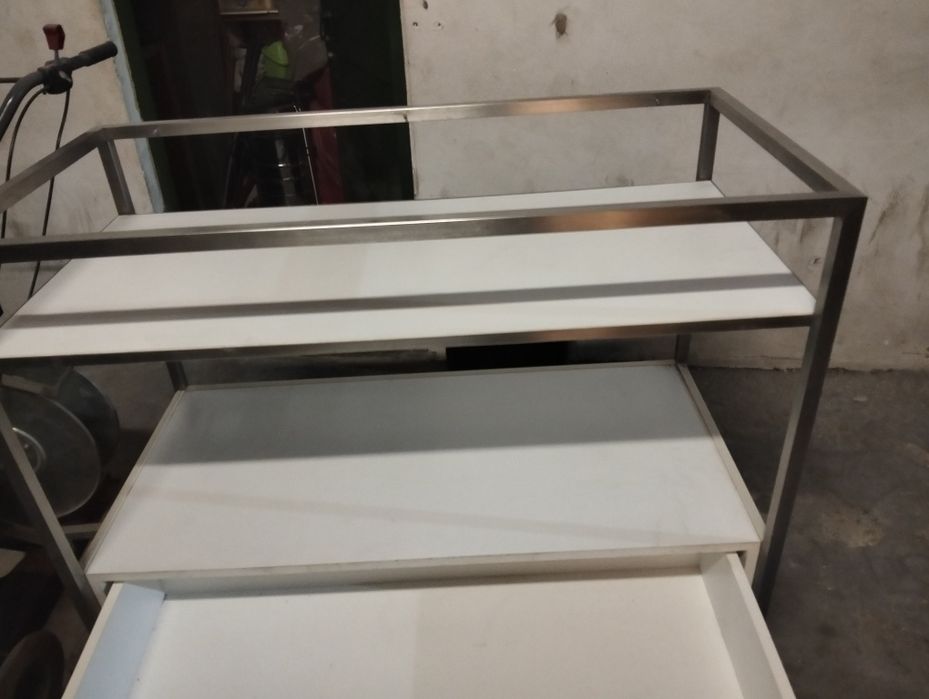 Expositor com gaveta
