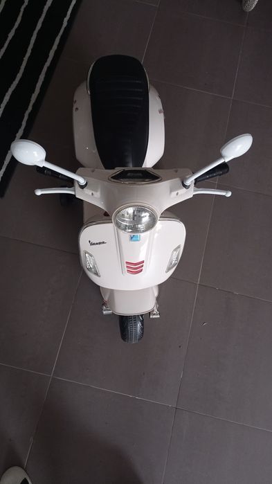 Vespa criança branca