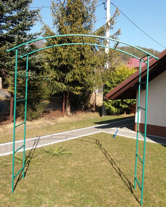 Pergola ogrodowa, metalowa na pnącza, róże, kwiaty