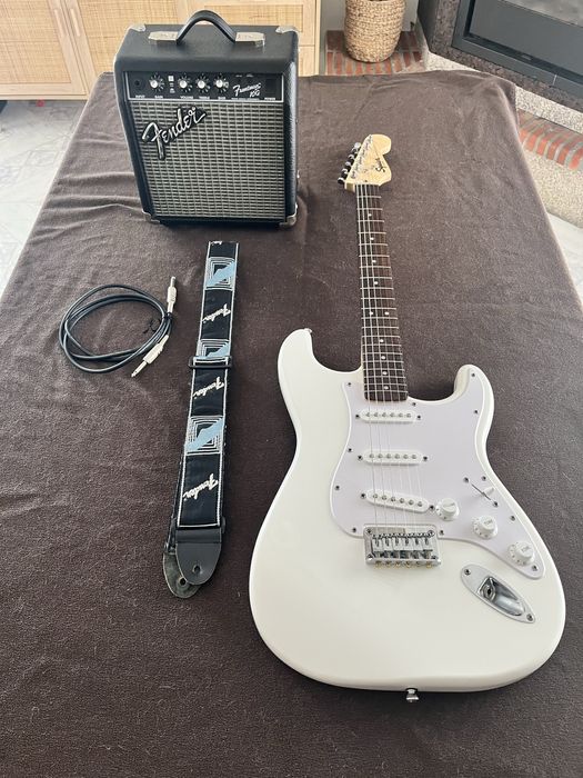 Guitarra Squier Stratocaster Sonic + Amp Fender Frontman 10G