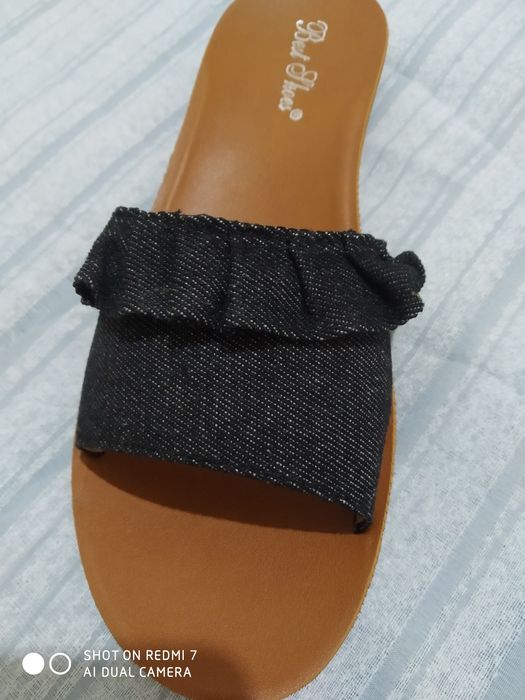 Chinelos em tira de ganga preta