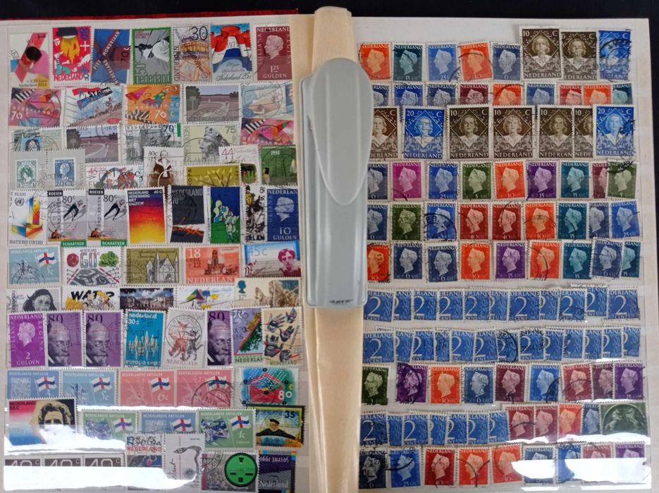 Znaczki pocztowe Holandia + kolonie - 1957 sztuk + klaser.