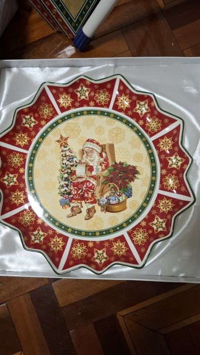 Сервірувальне блюдо з новорічної колекції Lefard.
Це порцелянове блюд