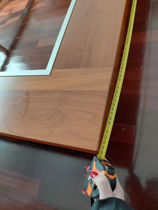 Cama com estrado e mesas de cabeceira
