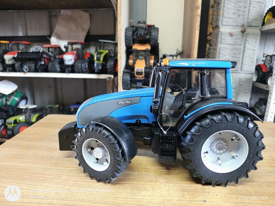 Bruder traktor valtra