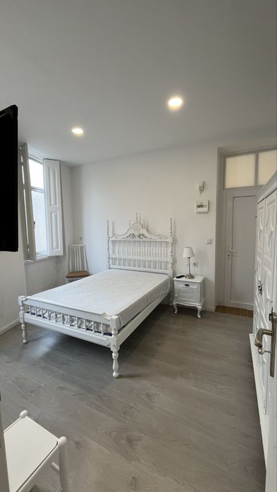 Quarto independente com porta para a rua, mobilado com WC privado, TV e despesas incluídas