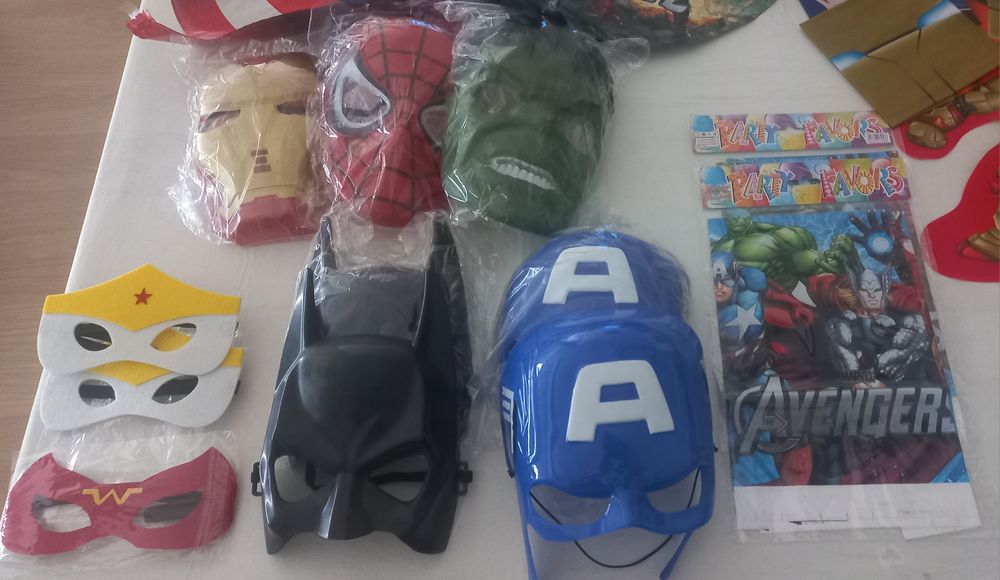 Máscaras, Balões, toalhas dos Vingadores, para festa de aniversário.