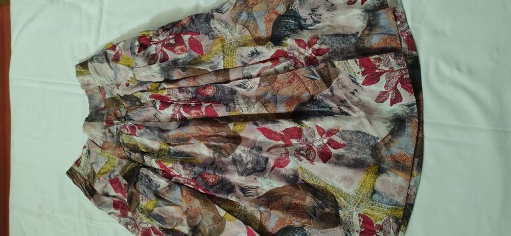 Saia rodada em viscose.