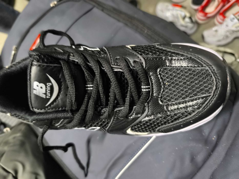 Tênis pretos tamanho 38 e tamanho 39