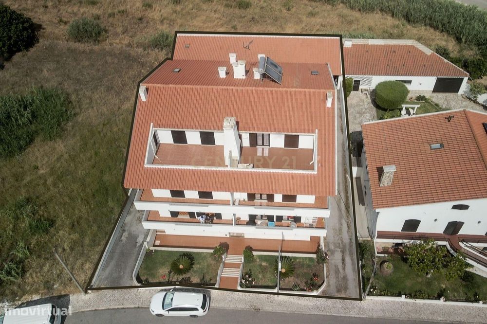 T2 com Garagem a poucos minutos da Praia da Areia Branca | Espaço, Luz