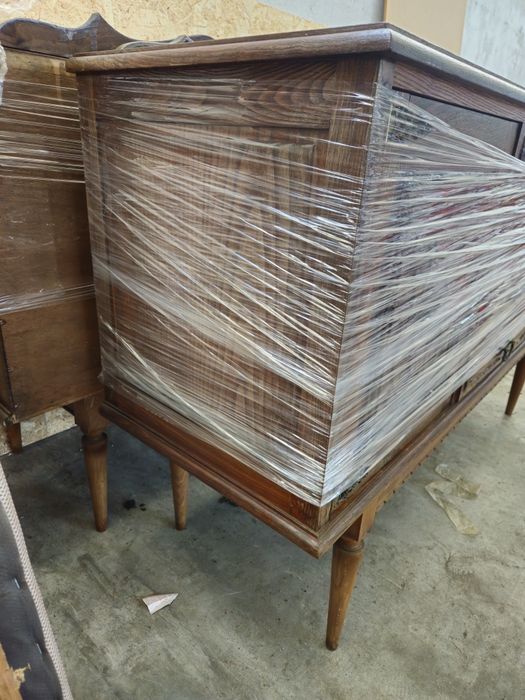 Conjunto de Sala Antigo em Madeira Maciça – Aparador e Louceiro Elegantes