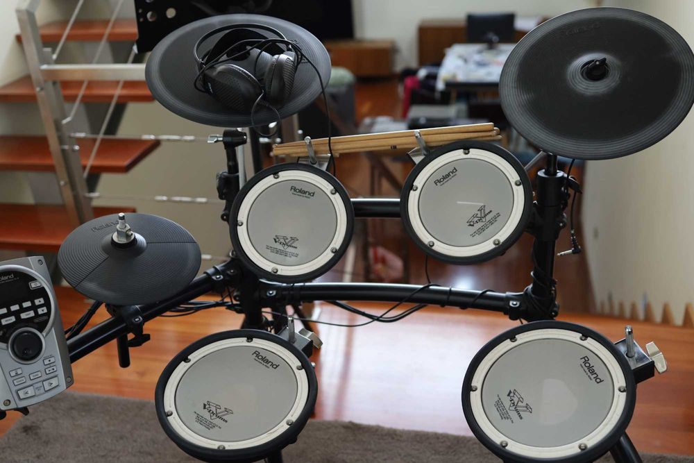 Bateria Eletrónica Roland TD15 | Estrutura com módulo completo + acessórios