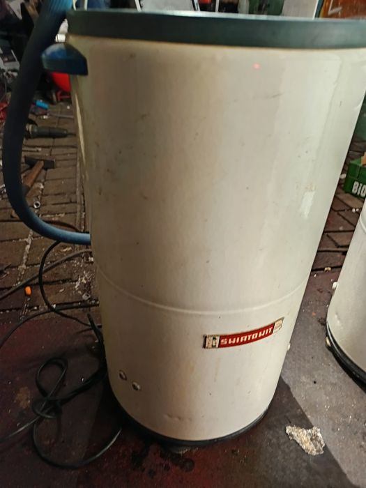 Dwie pralki typu Frania