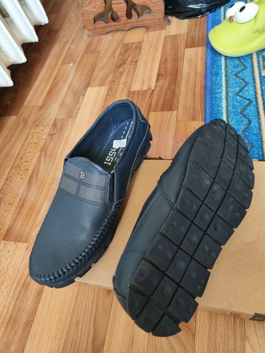 Макасини, із натуральної шкіри.