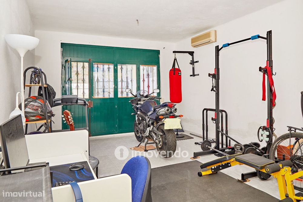 Andar de Moradia T2, com pátio generoso e garagem, em Évora