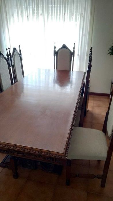 Mesa de Cozinha/Salão em Madeira e 8 Cadeiras e um Armário Duplo
