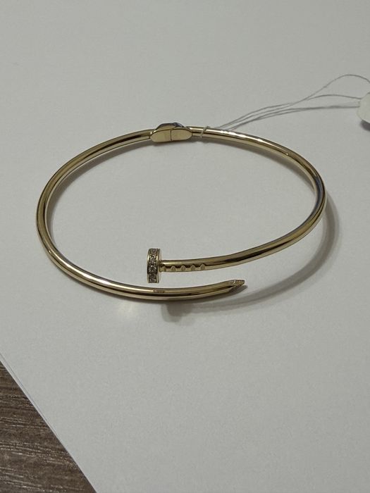 золотий браслет в стилі Cartier