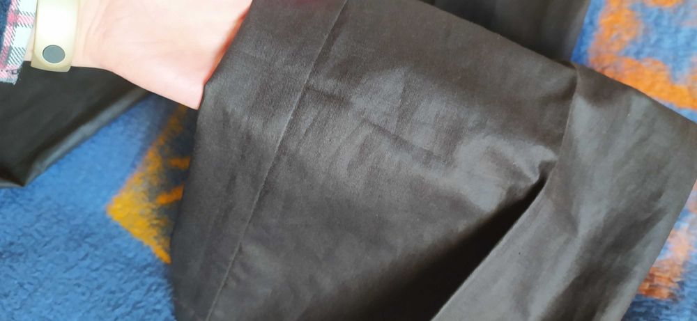 Połyskujące spodnie z szerokimi nogawkami