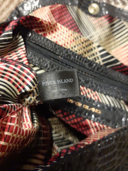 Продам вместительную сумку на цепочке английской фирмы River Island.