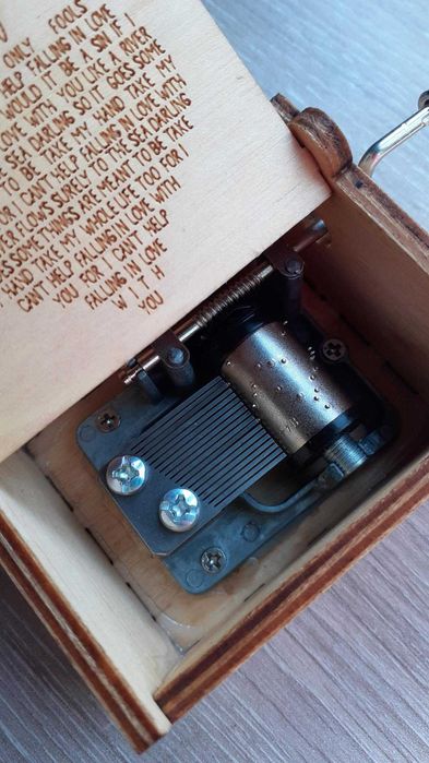 Caixa de música Elvis Can't help falling in love coração NOVO Valentim