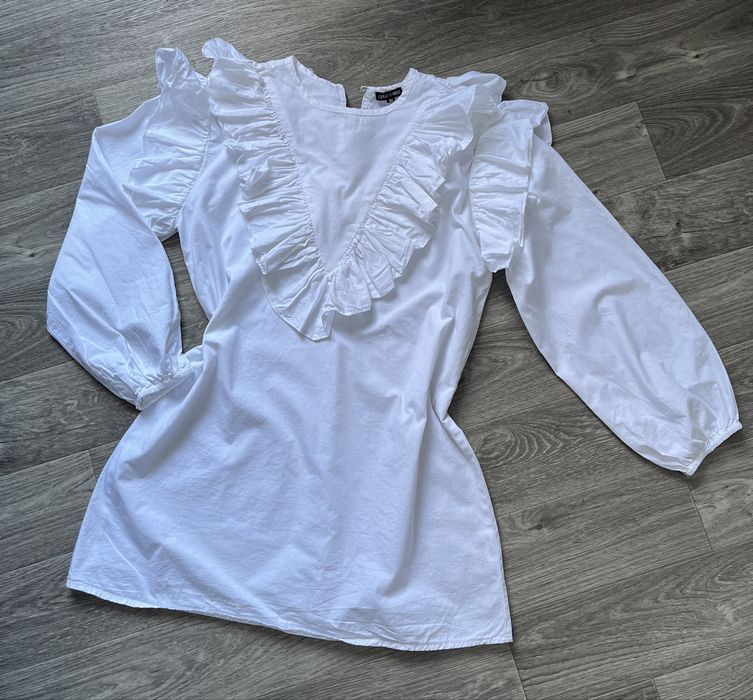 Біла сукня з рюшами