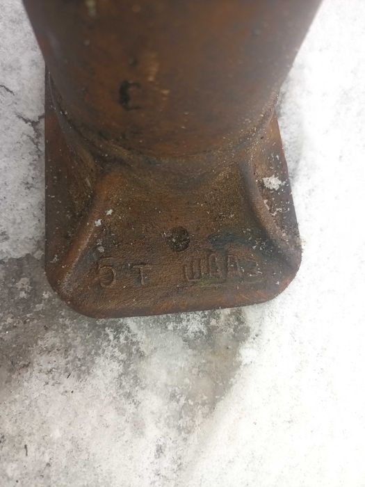 Мощный  домкрат .высокий.