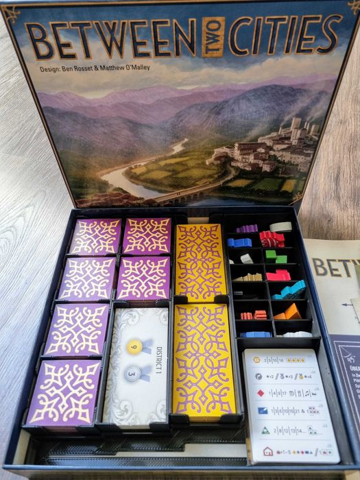 Insert organizer do gry Between Two Cities mieści dodatek Capitals