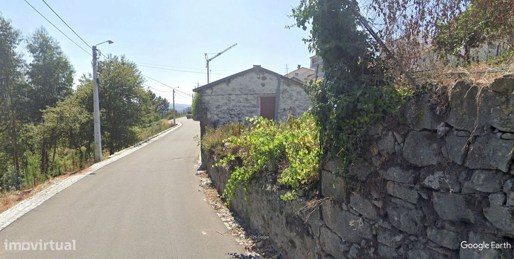 Moradia em pedra para restauro em Fafe