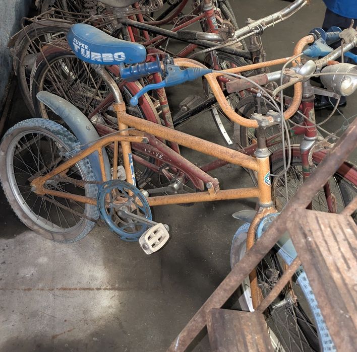 Bicicletas antigas e pasteleiras