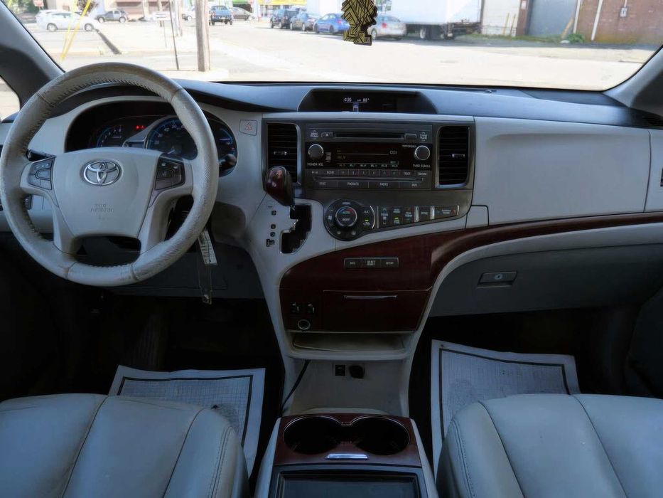 Toyota Sienna      2015
