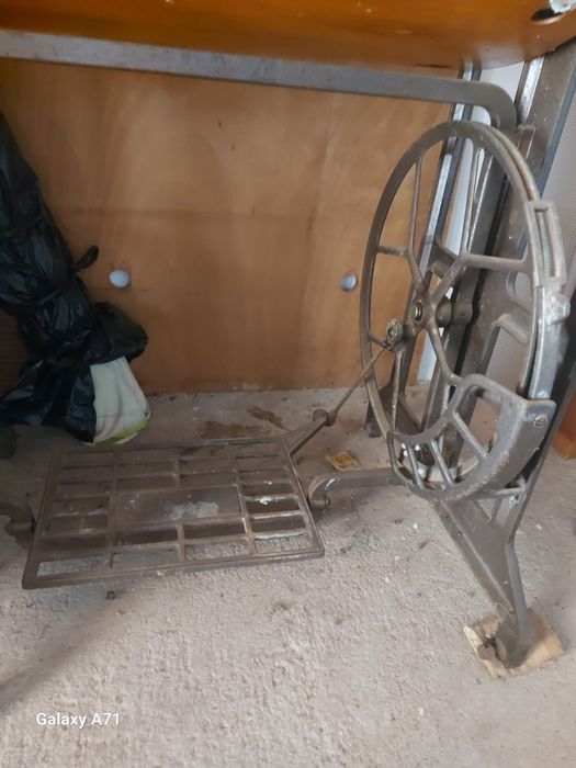 Máquina de costura antiga com móvel