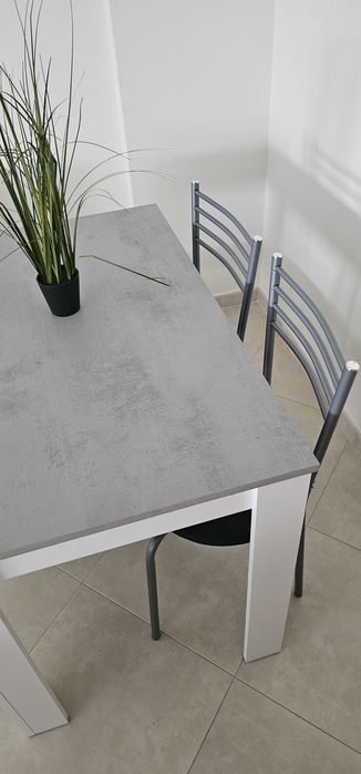 Mesa e cadeiras como novo