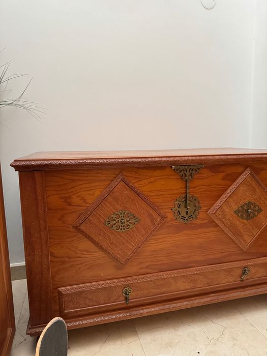 Móvel em madeira maciça