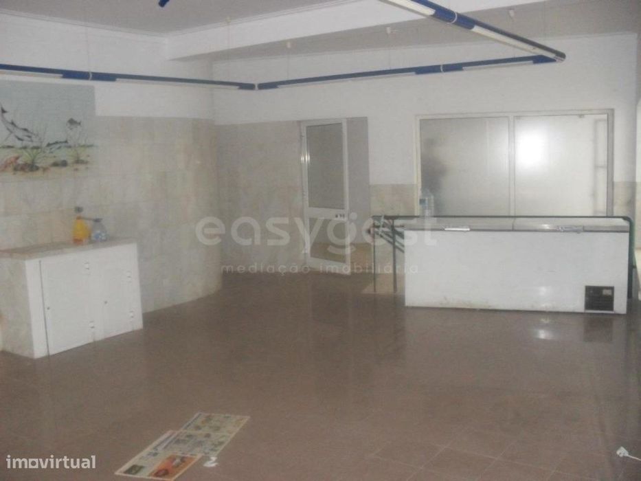 Commercial Store with 112 m² and Basement in the Center of Beja