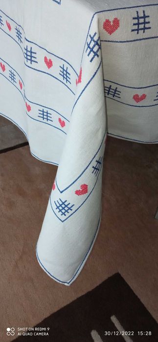 Toalha de linho branco, bordada a ponto cruz.