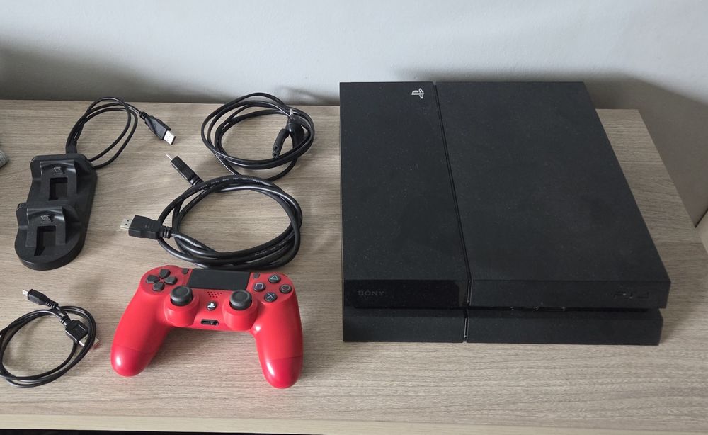 Konsola ps4 + 4 gry