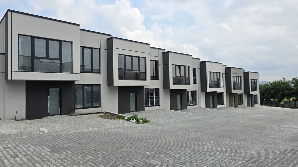 Продається крайній таунхаус 5 км від майдану.