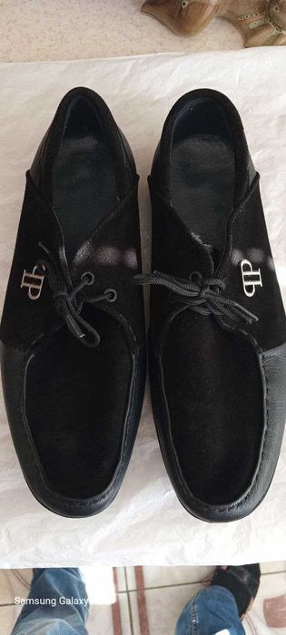Продаю туфлі з натуральної замші на шнурівці. Стильна красива модель.