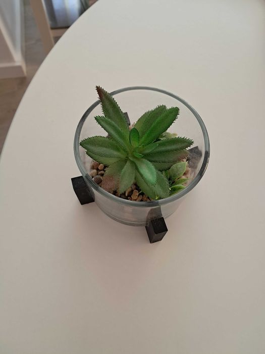 Pequena planta artificial decorativa