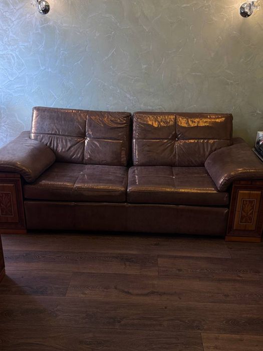 Диван для кабінету або вітальні