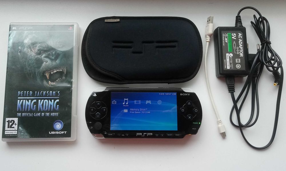 Konsola Sony PSP Portable 1004 + zasilacz + GRA UMD + 8GB + kabel usb stab BDB.