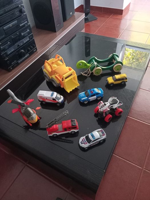 Vendo conjunto  9 carros de brinquedos infantis  praticamente como novos