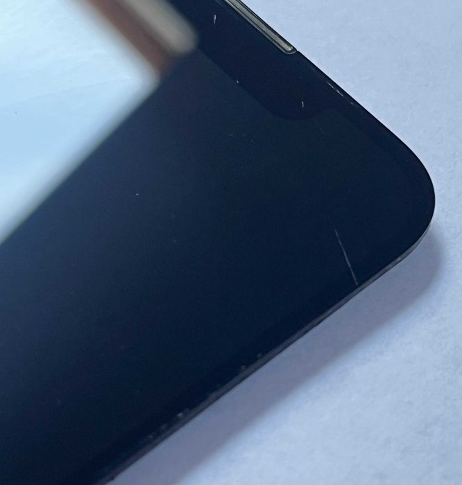 Uszkodzony oryginalny ekran iPhone 13mini
