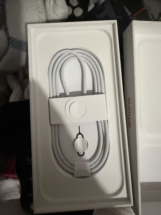 Vendo iphone 17 pro max 256 gb 1 mes de uso , motivo da vendo preciso de uma capacidade maior Pra gravar videos