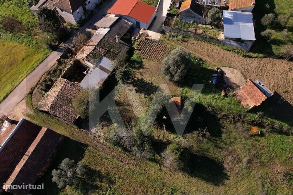 Moradia T2 para recuperar em Santo Ibério, Pombal, Leiria com terreno